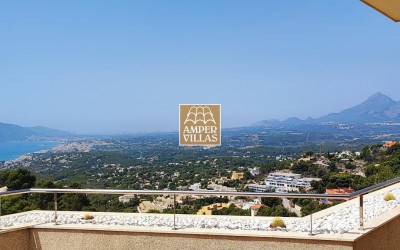 Beautiful apartment with panoramic views of the Bay of Altea and the mountains.